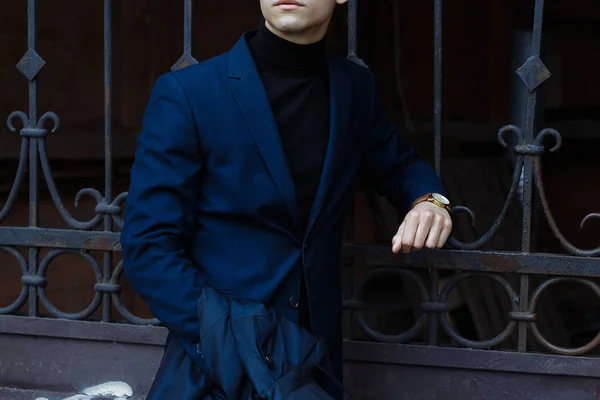 Портрет привабливого молодого чоловіка в синьому костюмі в місті — стокове фото