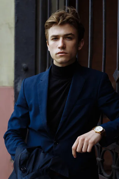 Πορτρέτο του ένα ελκυστικό νεαρό άνδρα σε ένα μπλε κοστούμι της πόλης — Φωτογραφία Αρχείου