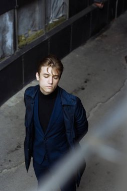 kentin mavi elbiseli çekici bir genç adam portresi