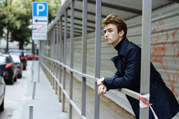 Retrato de un joven atractivo con un traje azul en la ciudad —  Fotos de Stock