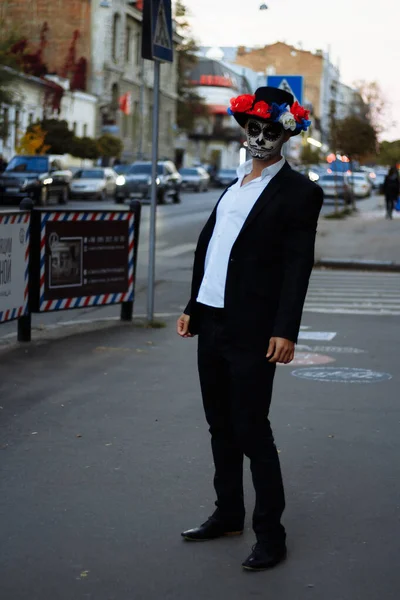 A man wearing skull make-up for. All souls day. Boy sugar skull makeup.painted for halloween. dead in the city.zombie walk. — Stock Photo, Image