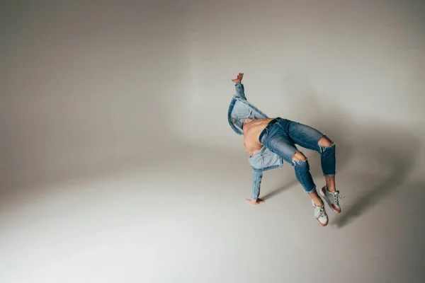 Tiro de louco, louco, alegre, bem sucedido, cara de sorte em roupa casual, jeans, pulando com as mãos para cima, triunfante, gestos contra o fundo branco — Fotografia de Stock