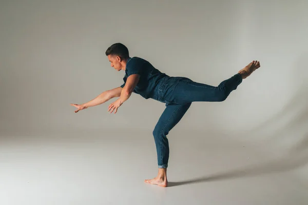 Skott av galna, galen, glad, framgångsrik, lycklig kille i casual outfit, jeans, hoppning med händer upp, triumferande, gestikulerande mot vit bakgrund — Stockfoto