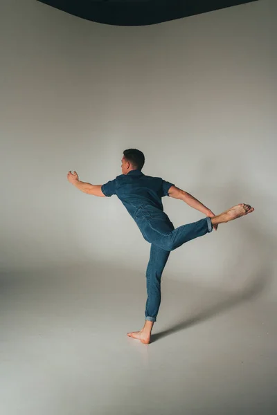 Skott av galna, galen, glad, framgångsrik, lycklig kille i casual outfit, jeans, hoppning med händer upp, triumferande, gestikulerande mot vit bakgrund — Stockfoto