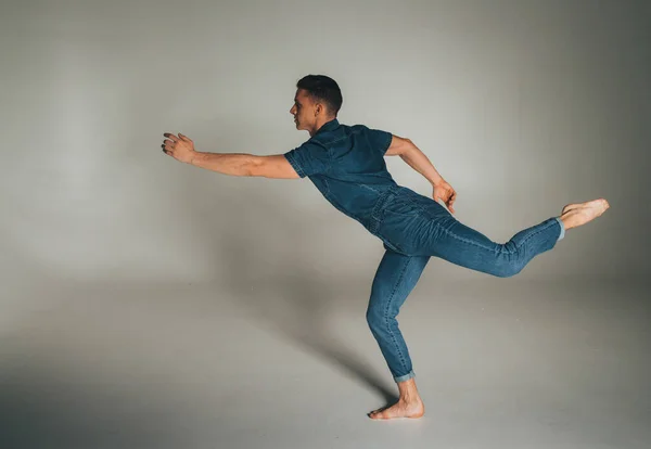 Schuss von verrückt, verrückt, fröhlich, erfolgreich, Glückspilz im lässigen Outfit, Jeans, mit erhobenen Händen springend, triumphierend, gestikulierend vor weißem Hintergrund — Stockfoto