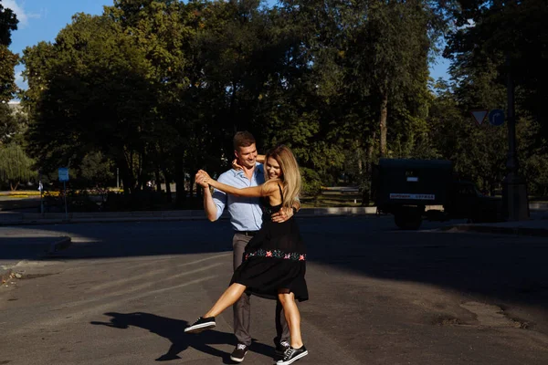 Gelukkige paar, man en vrouw, die lacht. man houdt vrouw en spins — Stockfoto