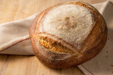 Kabuk üzerinde çul arka plan ile yuvarlak ekmek 