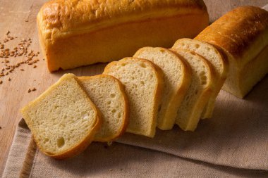 Çul arka plan üzerinde beyaz ekmek dilimlenmiş 