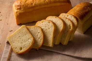 Çul arka plan üzerinde beyaz ekmek dilimlenmiş 