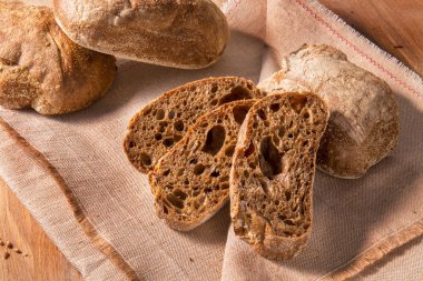 Çul arka plan üzerinde kahverengi ekmek dilimlenmiş