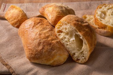 Çul arka plan üzerinde beyaz ekmek