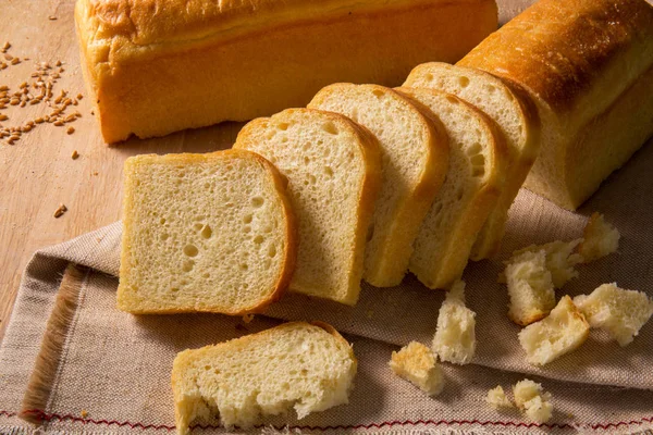 Pão Branco Fatiado Sobre Fundo Pano Saco — Fotografia de Stock