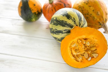 Beyaz ahşap zemin üzerinde küçük kabak