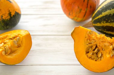 Beyaz ahşap zemin üzerinde küçük kabak