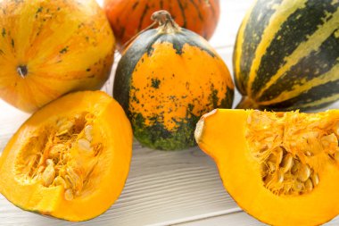 Beyaz ahşap zemin üzerinde küçük kabak