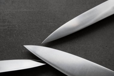 Gri arka plan üzerinde bıçaklar