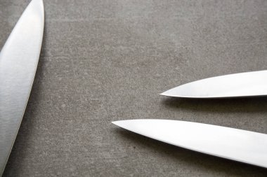Gri arka plan üzerinde bıçaklar