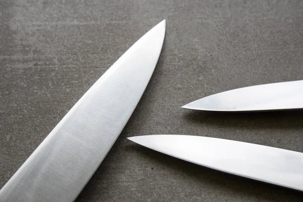 Gri Arka Plan Üzerinde Bıçaklar — Stok fotoğraf