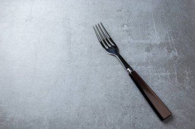 gri bir arka plan üzerine çatal