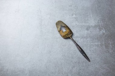 Vintage kek sunucu üzerinde gri bir arka plan