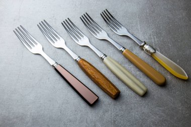 Gri bir arka plan üzerine çatal kümesi