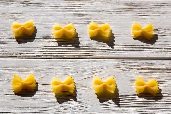 Beyaz ahşap zemin üzerinde farfalle