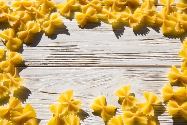 Beyaz ahşap zemin üzerinde farfalle