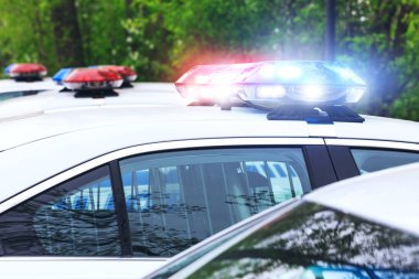 Bazı polis arabası siren ışıklar odaklı. Güzel siren ışıklar bölümü park ayrılmadan önce bir polis arabası üzerinde aktif. Yan yana tam operasyonda görevli polis arabaları. 