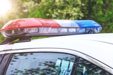Polis devriye arabası ile bir trafik kontrolü sırasında Sirenler. Mavi ve kırmızı polis arabası siren şehrin barikat sırasında yanıp sönen. 