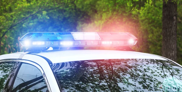Operasyonda polis sirenleri. Mavi ve kırmızı flaş ışıkları acil eylem arabaya. Polis ekibiyle birlikte acil uyarı sireni ışıkları.  