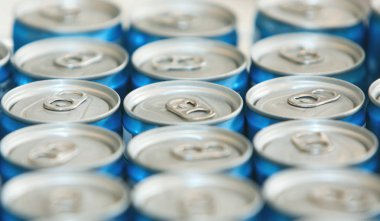 Serinletici içecekler, makro resim ile süslü metal kutu. Açılmamış soda ya da bira kutular bir sürü. Silindirik metal konteynerler. Üst üste Konserve içecek.