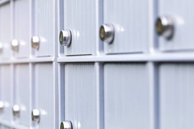 Metal posta kutuları ve kilit iş merkezi kentsel bir mahalle. Modern binanın girişinde satırlardaki posta kutularını. Gizli dosyaları veya kurumsal posta servisi için güvenlik depolama posta odası.