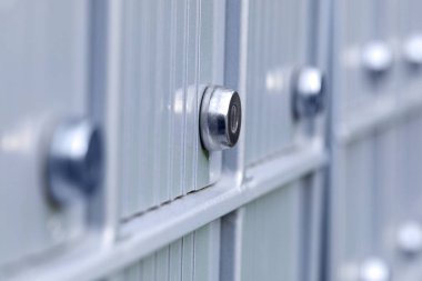 Gerçek daire metal modern konut binasının girişinde posta kutularına. Kilit posta kutularını metalik posta blok kapatın. Modern ve şık posta sistemi bir kentsel veya kırsal ikamet.