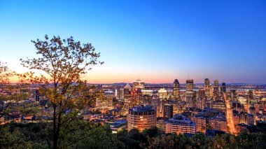 Montreal, Kanada - 21 Mayıs 2018. Montreal gündoğumu görünümünden Belvedere yaz renkli ile bırakır. Yaz aylarında Montreal şehir siluetinin güzel panorama gece zaman.
