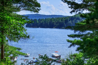 Lac-Simon gezi tatil beldesinin şaşırtıcı görünümü. Güzel manzarası, Göl sahil, dağ ve tepeler yatay. 