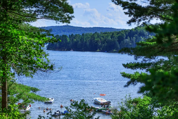Lac-Simon gezi tatil beldesinin şaşırtıcı görünümü. Güzel manzarası, Göl sahil, dağ ve tepeler yatay. 