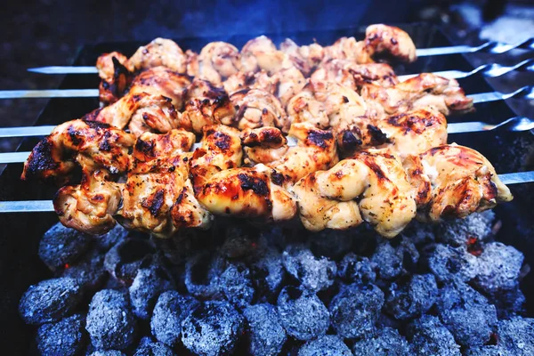 Lezzetli tavuk şaşlık. Açık ızgara saptırılmış et. Dumanlı Barbekü, kavrulmuş et pişirilir. Taze Barbekü pişirme sırasında kapatın. Geleneksel Doğu çanak. 