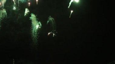Gece gökyüzünde havai fişek çiçekler çarpıcı. Havai fişek karanlık gece arka plan üzerinde renkli yağmur duş. Festival olay tatil salves tarafından eşlik etti. Tatil dinlenmek piroteknik bir gösteri zamanla.