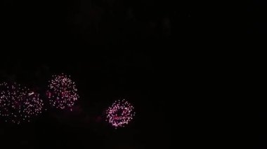 Gece gökyüzü üzerinde çok yoğun havai fişek. Tatil dinlenmek zaman piroteknik gösterisi ile. Koyu siyah renkli arka plan üzerinde parlak renkli havai fişek. Festival olay tatil salves tarafından eşlik.