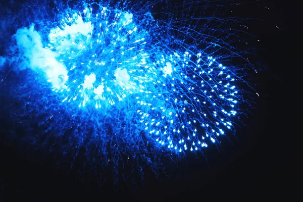 Удивительные Бирюзовые Фейерверки Ночном Небе Отдых Пиротехническим Шоу Яркий Фейерверк — стоковое фото