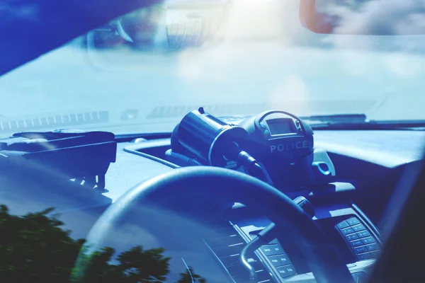 Polis radar polis arabasının içinde. Bir karayolu üzerinde veya belediye bölgesinin yollarda devriye monitörler trafik. Modern Hız tuzağı, bir yol. Polis trafik ulaşım supervise faaliyette.