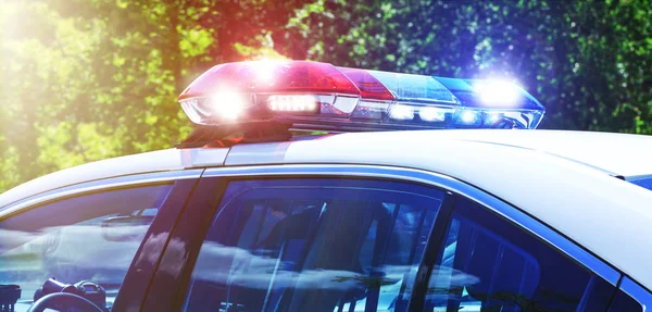 Polis arabası siren ışıklar odaklı. Güzel siren ışıklar tam faaliyet içinde harekete geçirmek. Devriye arabası suç, müdahale operasyonda polislerle yerleştirin. Acil durum ışıkları devriye arabası üzerinde yanıp sönen.  