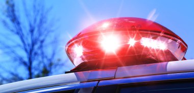 Polis arabası kırmızı siren ışık odaklı. Gerçek bir müdahale polis arabasına çatısı renkli kırmızı siren. Güzel kırmızı siren ışıklar tam polis operasyonda aktif. Kırmızı ışık flasher mavi gökyüzü arka plan ile acil bir araba. 