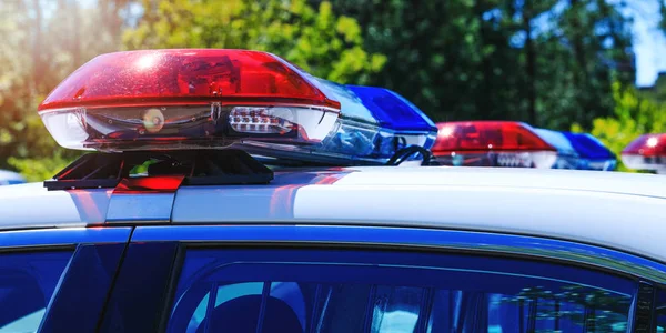 Devriye polis arabası güzel acil sirenler ışıkları ile. Kanadalı polis trafik denetim faaliyet. Tutuklama ve durdurulması, suç suçlular için bir polis baskını. Yanıp sönen ışık hızlı müdahale ekibi tam misyon arabalar.