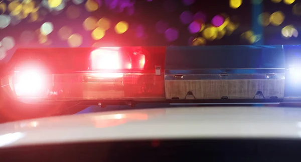 Polis devriye arabası gece zamanında özel birlik. Acil servis aracı araba kırmızı ve mavi yanıp söner. Polis ışıklar şehir yolda trafik gözetleme sırasında. Işık gücü müdahale bölümü araçlarda flash. En iyi con