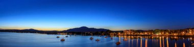 Magog, Quebec eyaleti, Kanada, Eylül 2018. Magog şehir gece Memphremagog Gölü'nün yansımaları. Dağlar, göl, gece gökyüzü ve korku veren su arka plan ile Kanada romantik manzara. 