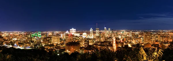 Montreal, Kanada - 22 Eylül 2018. Montreal, gece, Belvedere şaşırtıcı sonbahar renkli yaprakları ile görüntüleyin. Gece vakti sonbaharda Montreal şehir manzarası güzel Panoraması.