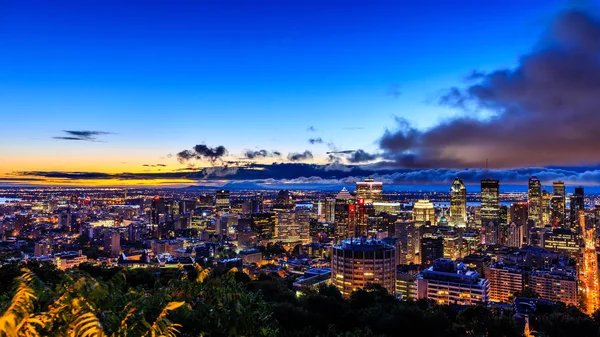 Montreal, Kanada - 29 Eylül 2018. Gündoğumu veya günbatımı güzel Montreal. Belvedere görünümünden renkli sonbahar ile şaşırtıcı bırakır. Sonbaharda gece zaman Panorama Montreal şehir siluetinin çarpıcı.