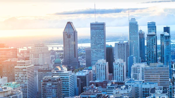 Montreal, Kanada - 29 Eylül 2018. Montreal city adlı gündoğumu. Mont-Royal görünümünden inanılmaz renkli mavi binaları ile. Sonbahar sabah Panorama Montreal şehir siluetinin çarpıcı.