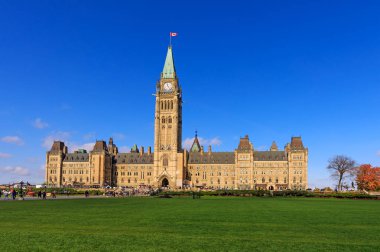 Ottawa, Kanada, 10 Ekim 2018. Parlamento Hill, Ottawa, Kanada, merkezi bloğu ve barış Kulesi. Kanada Parlamentosu kule ön cephe görünümü. Kanada Parlamentosu sonbahar döneminde inşa.